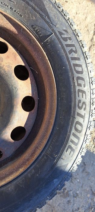 Vând două roti de iarnă și două roti de vară