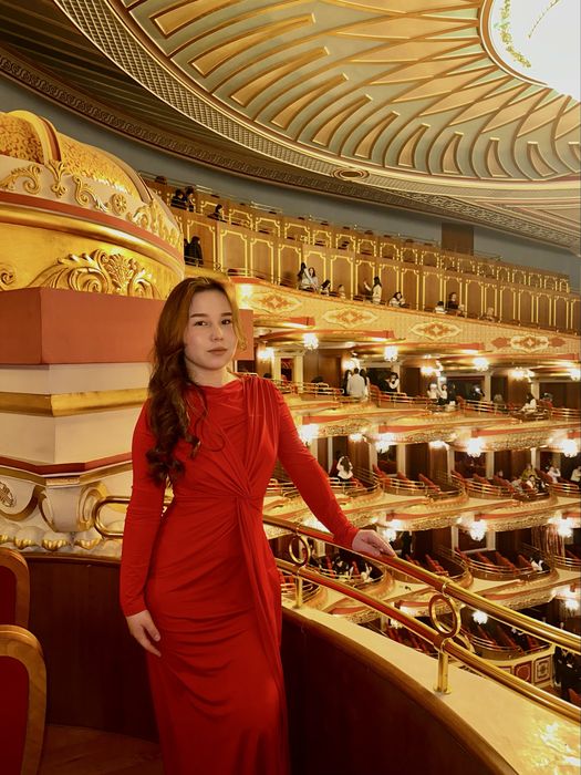 Элегантное красное платье