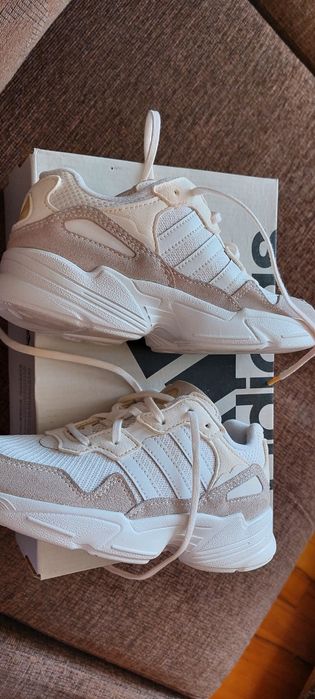 Adidași adidas piele, nr.33, aproape noi!