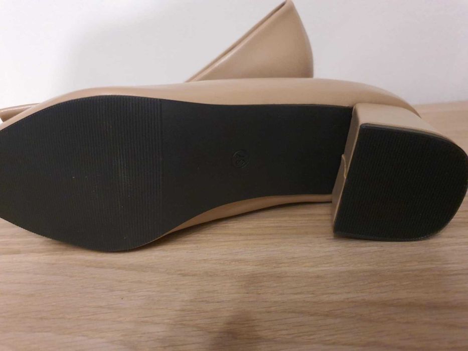 Елегантни бежови обувки