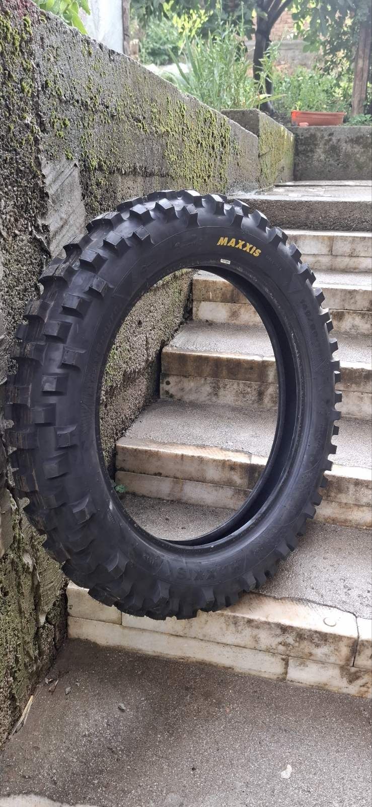 !!! продавам задна и предна гума MAXXIS!!!
