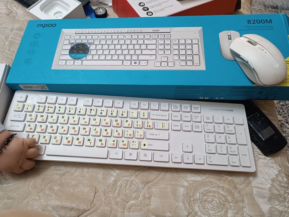 Беспроводная Клавиатура и мышка в хорошем состоянии почти новая