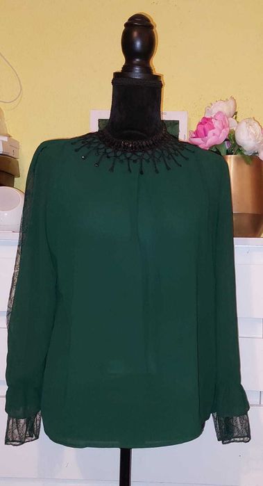 Cămașă superbă verde, vaporoasă, cu manșete și accesoriu la gât