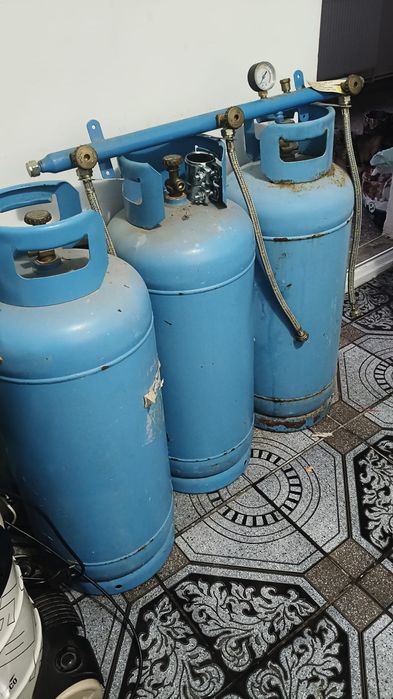 Vând trei butelii 60 litri cu centralina