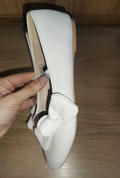 Бели пантофки 32 н reserved