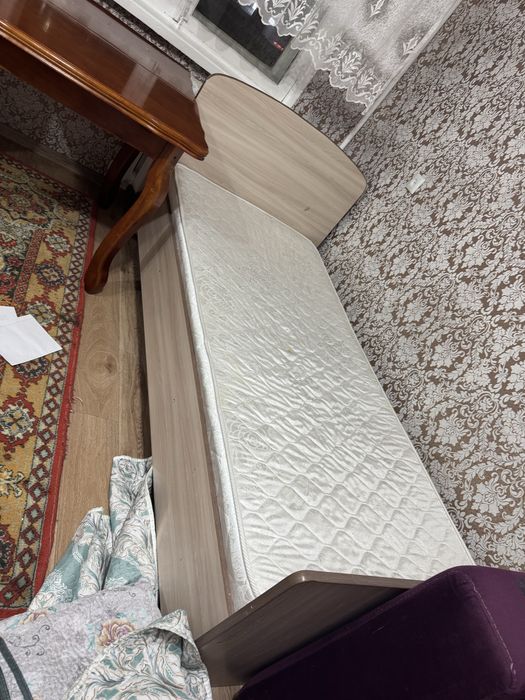 Продам кровать с матрацом