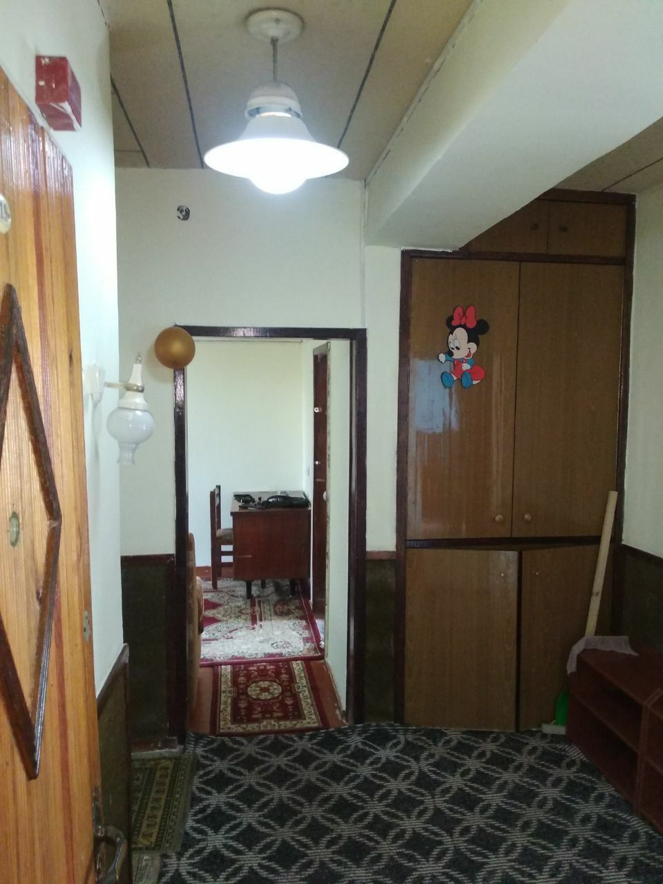 Сдаю 3 комнатная квартира на Бадамзаре, ориентир Монетный двор. С обст