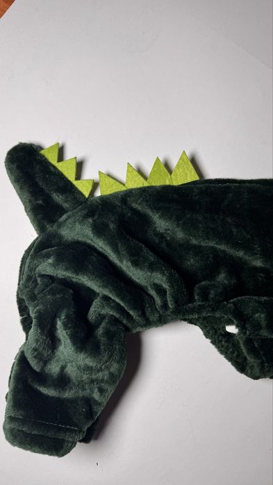 Haina Caine in still crocodil