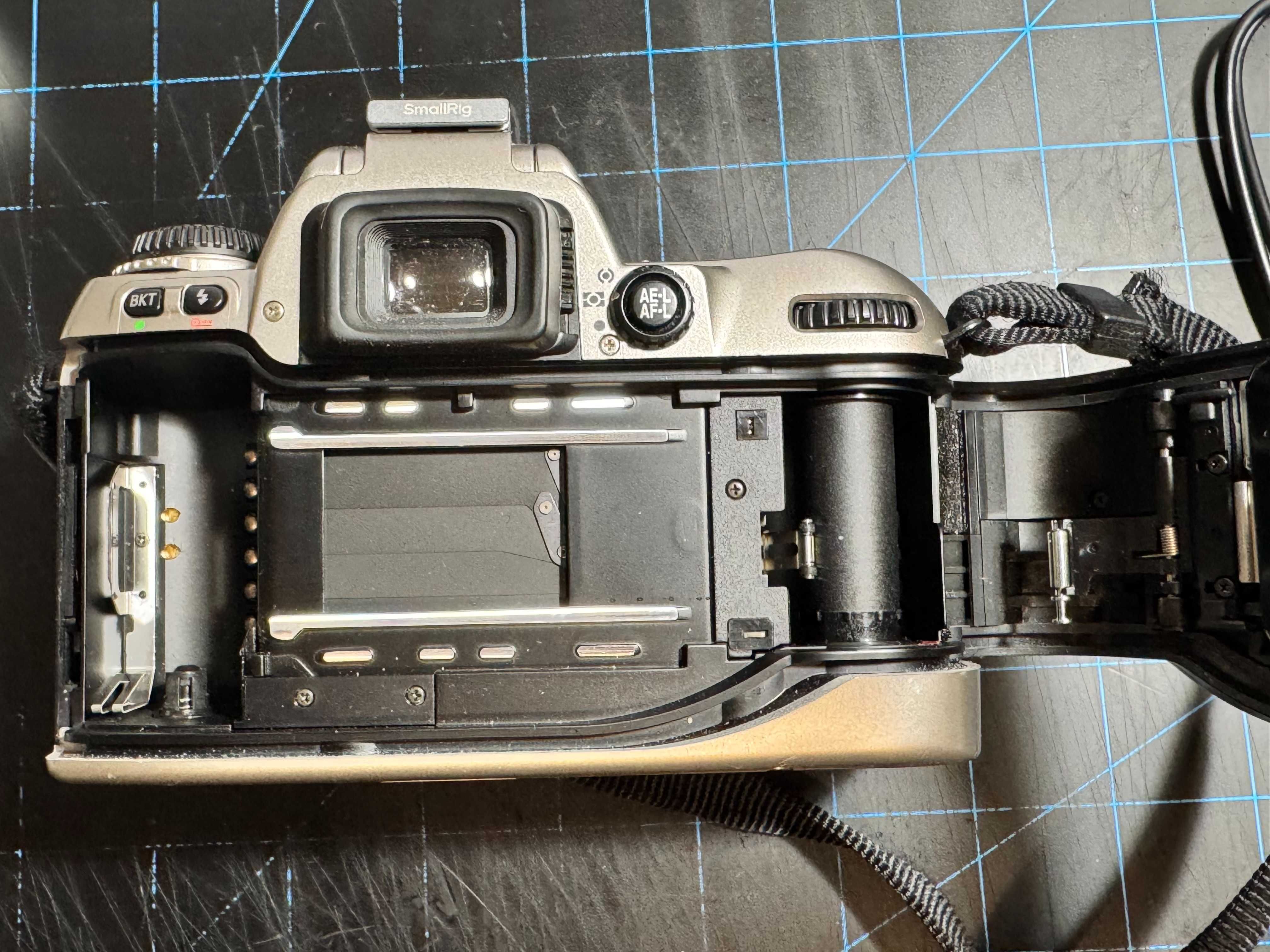 Nikon F80 SLR pe film