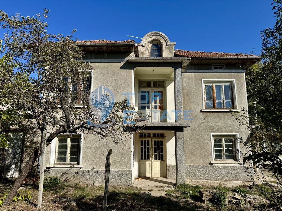 Двуетажна тухлена къща с кладенец и гараж в село Водолей, област Вели