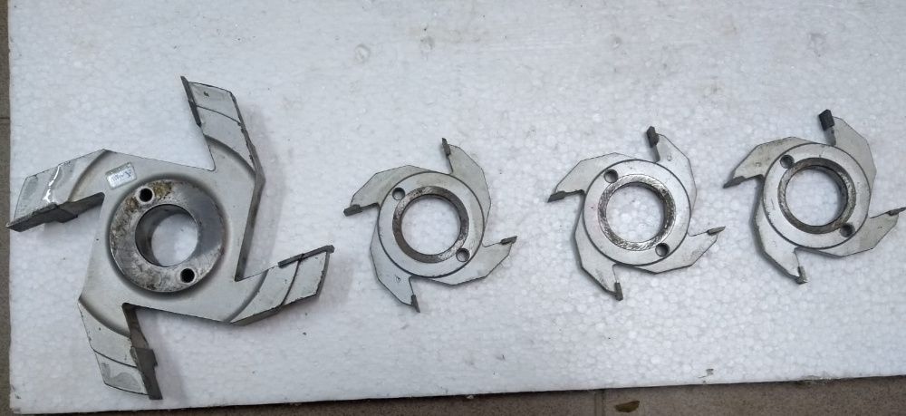 Cu dinti drepti diferite marimi faltuit