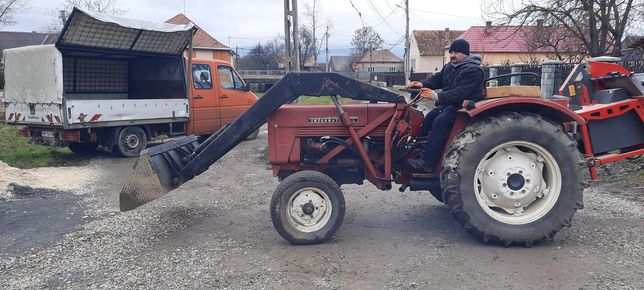 Tractor internațional cu încărcător