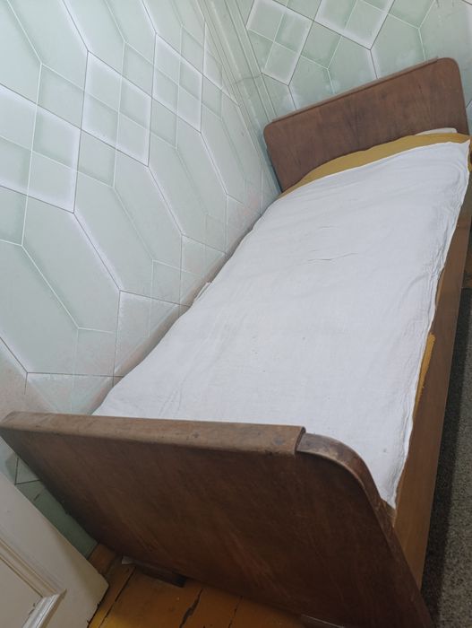 Срочно!!!Продам старинную дубовую кровать в хорошем состоянии