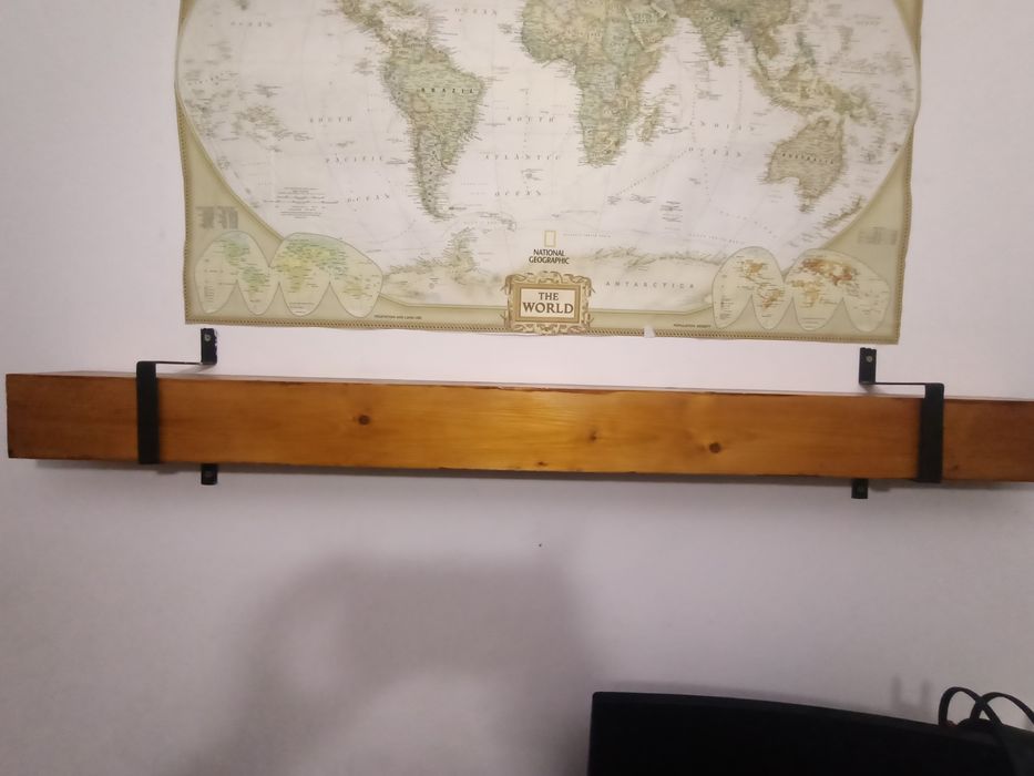 Polița din lemn cu suporți metalici