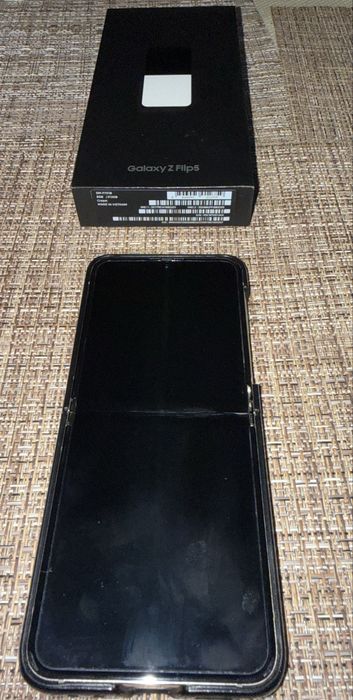 Продавам Samsung Galaxy Z Flip 5 512GB 8 RAM като НОВ
