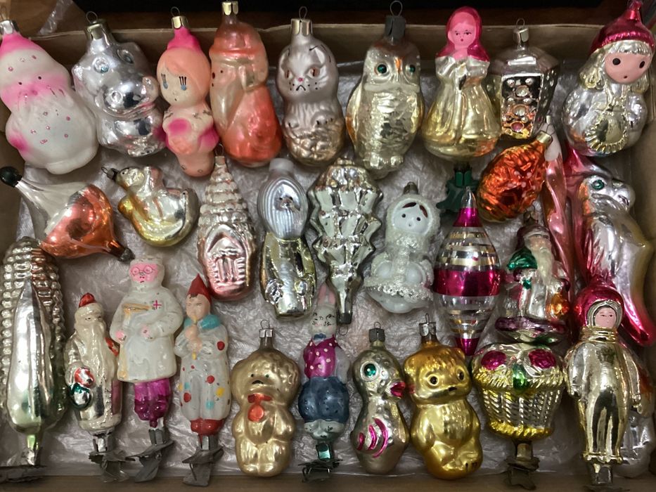 Продаются ёлочные игрушки.