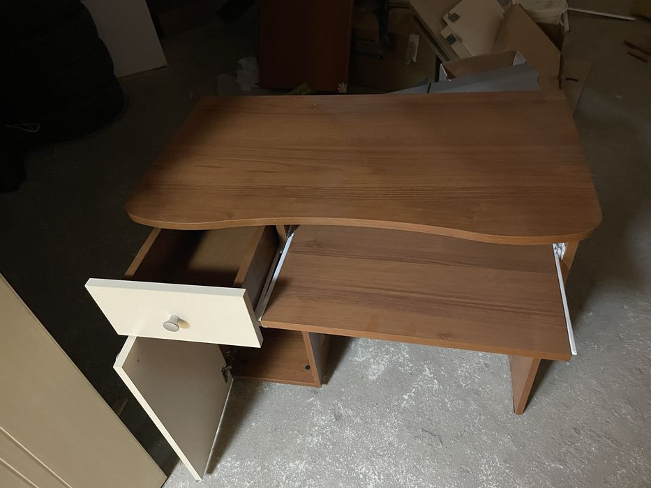 ПРОДАВАМ МНОГО СПЕШНО! Ученическо бюро в прекрасно състояние