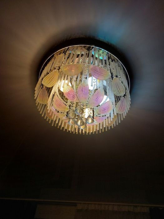 Продам люстры и бра