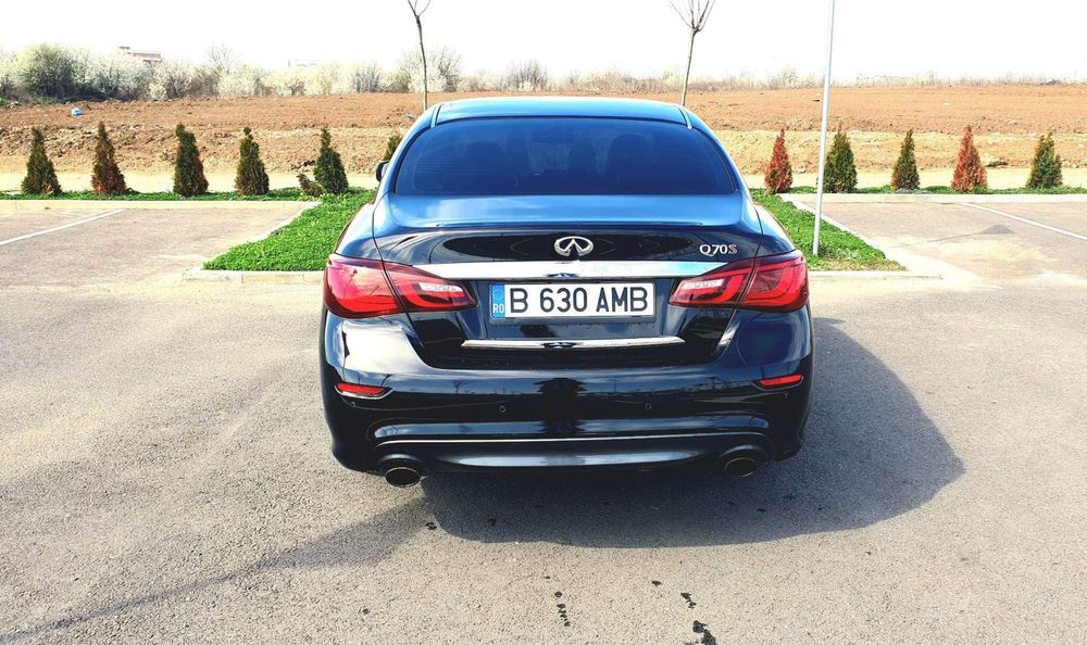 Infiniti Q70S.
