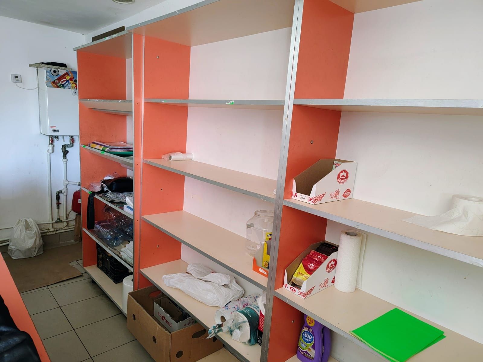 Vând rafturi expunere marfuri,Preț 1500 negociabil.