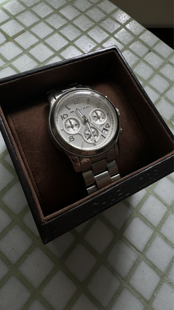 Продам часы Michael Kors