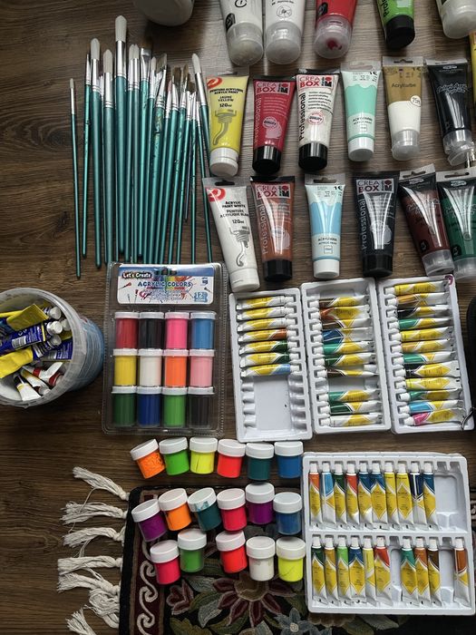 Acrilice, pensule, ustensile pictura