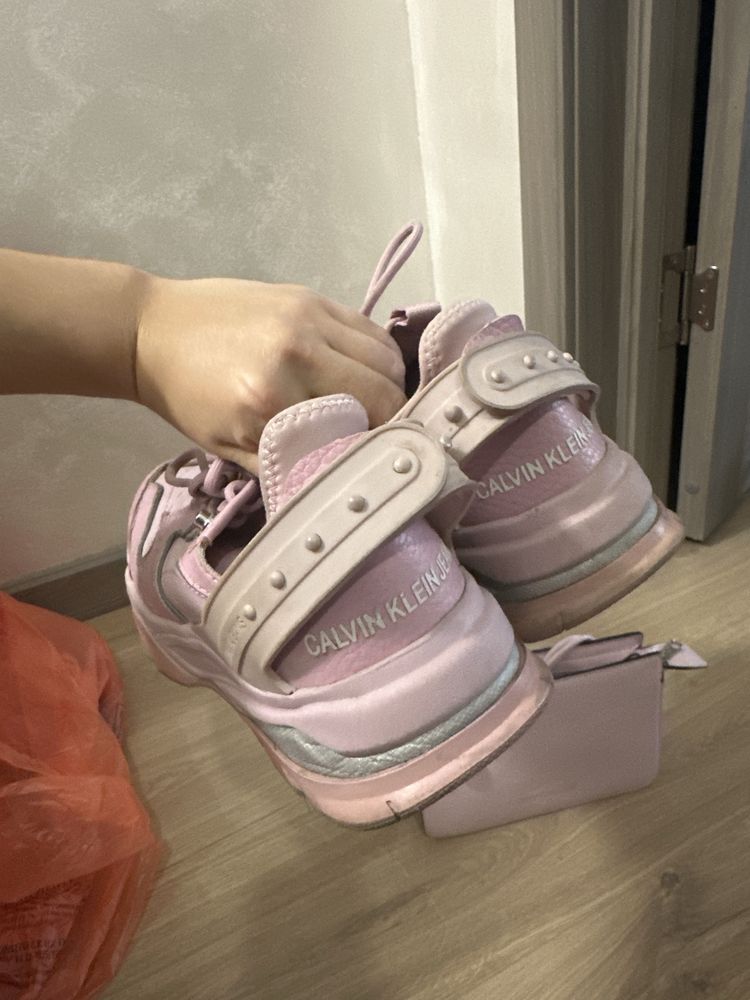 Продам кросовки и сумку оригинао calvin klein