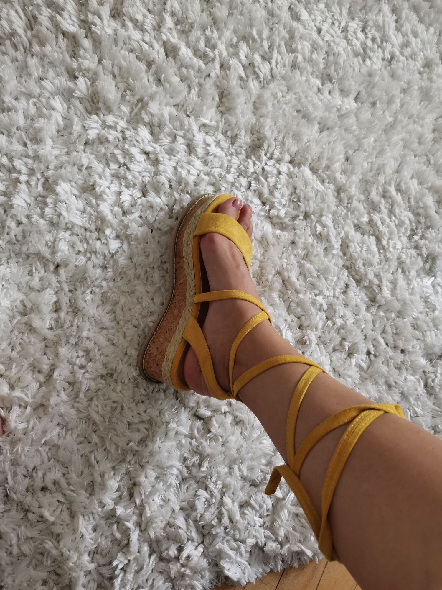 Sandale galbene cu snur pe picior