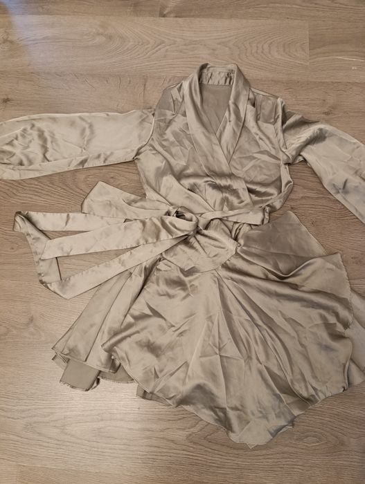 Сатенирана рокля