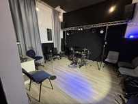 Sala de repetitii complet utilata (trupe, banduri, formatii)