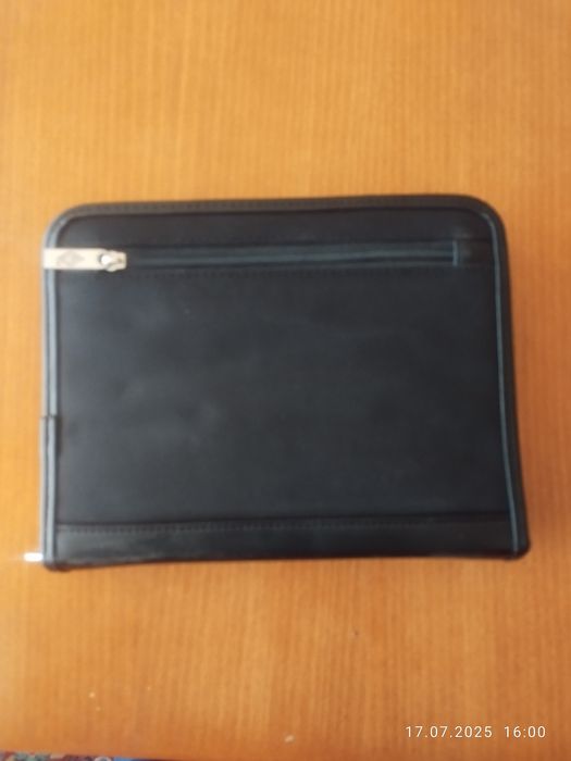 Продавам стилна папка и плътни джобове А 5