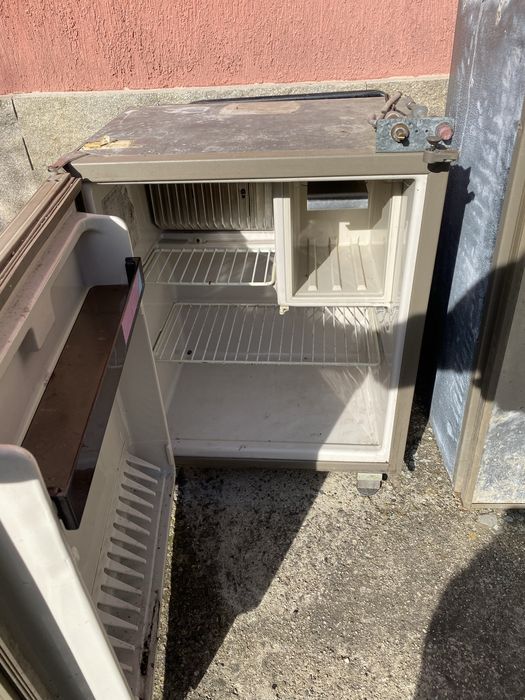 Хладилник на газ за къмпинг