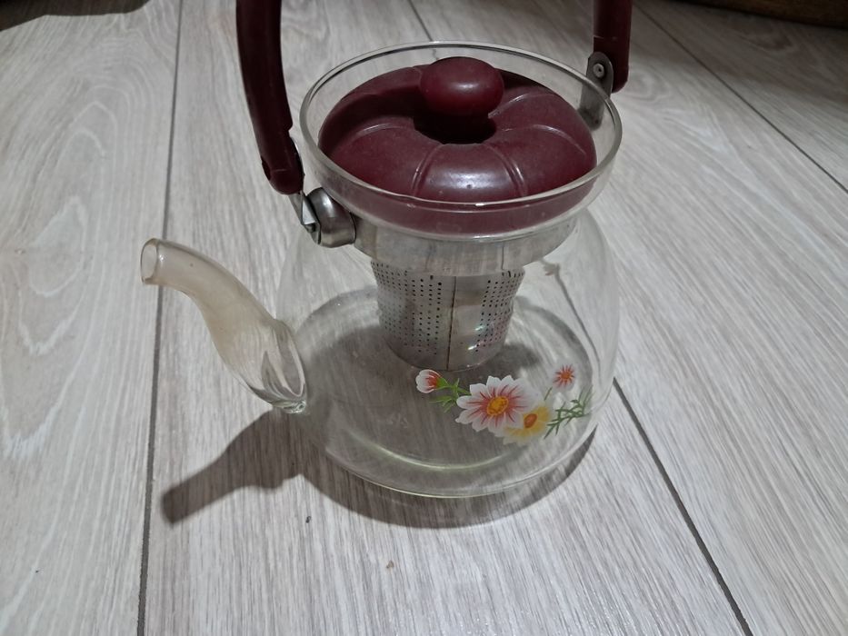 Чайник с заварником продам.
