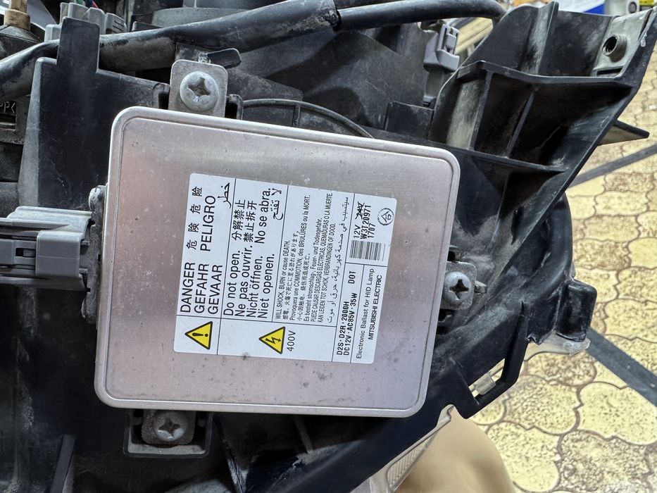 Десен фар Mitsubishi Outlander