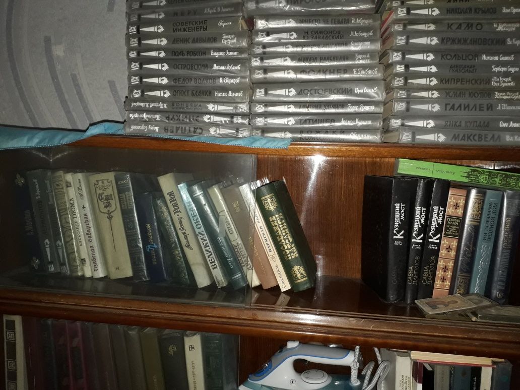 Книги, библиотека распродается