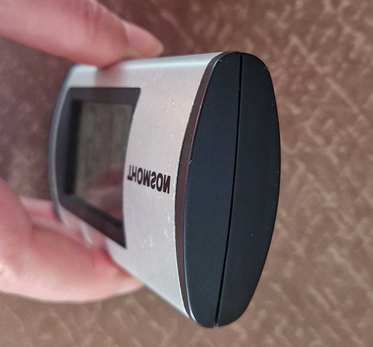 Малък настолен часовник с аларма Thomson