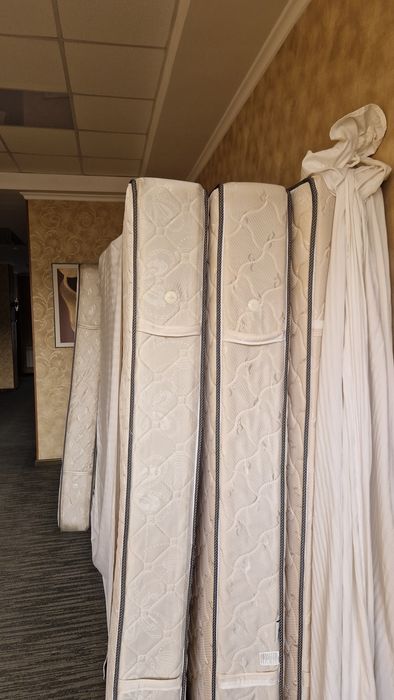 Matraslar bor ishlatilgan sotuvda.