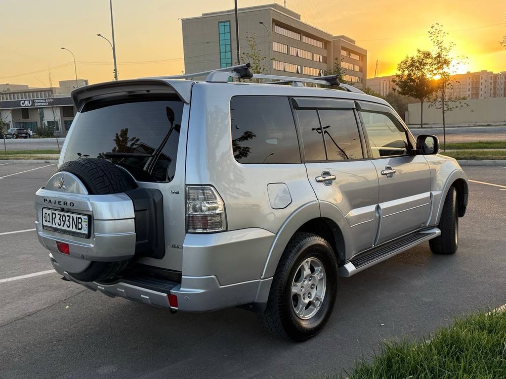 Продам Mitsubishi Pajero IV. Да, тот самый внедорожник.
