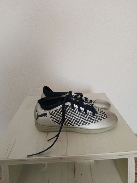 Vand crampoane de fotbal în diferite mărimi