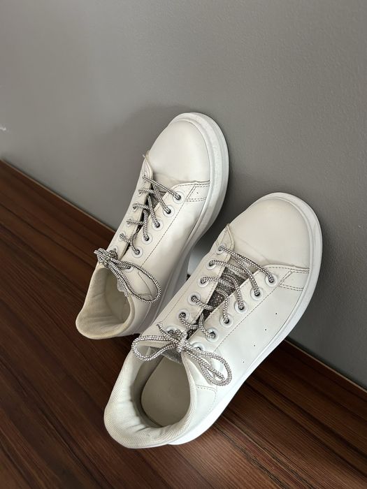 Бели кецове от еко кожа.