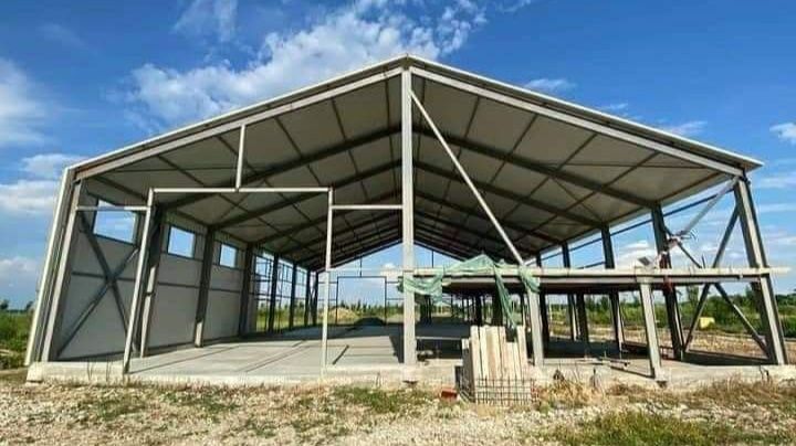 Vand hale metalice avem pe stoc asiguram transport si montaj rog serio