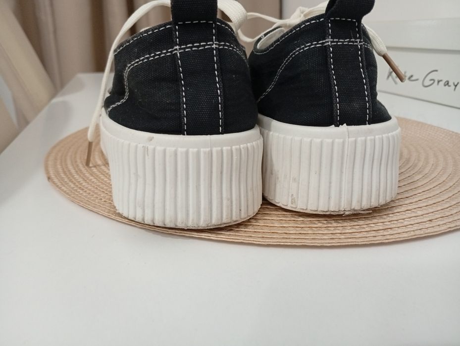 Teniși,purtați o singura dată