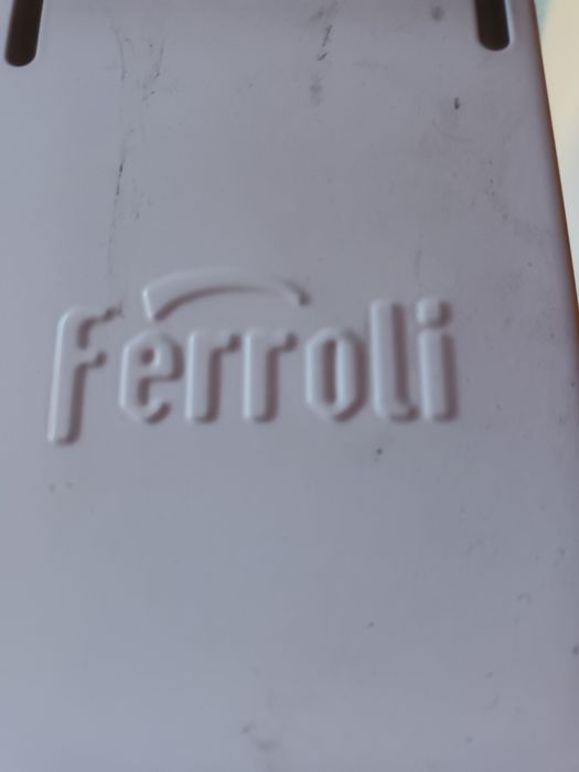 Vând radiator ferroli