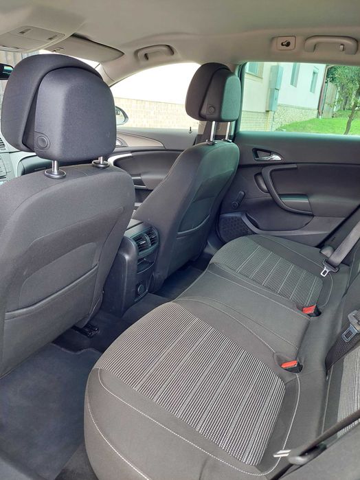 Vând Opel Insignia 2.0 CDTI Sports Tourer 2012