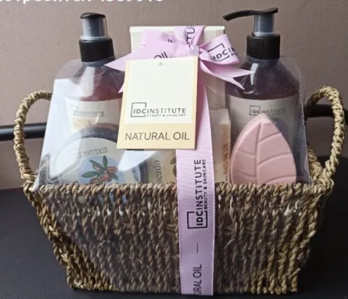 Подаръчен СПА комплект, който включва:- Душ гел 250мл.- Пяна за вана 2