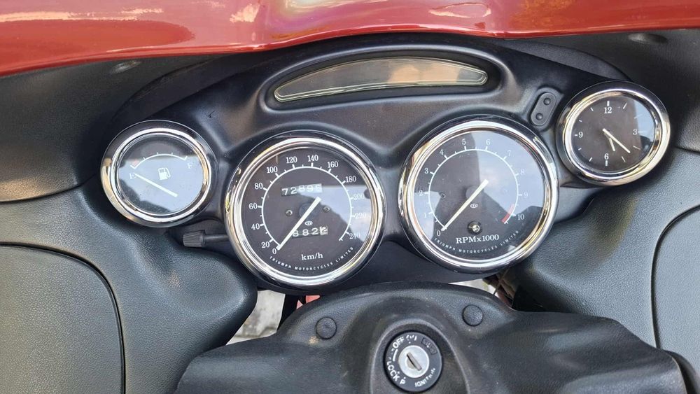 Vând motoreta triumph