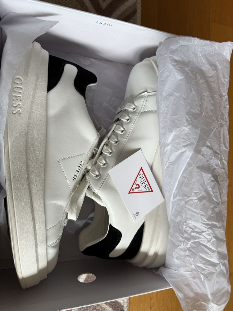 Оригинални маратонки "GUESS" носени само два пъти.