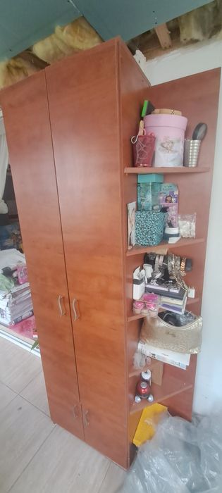 Dulap cu rafturi si colturi decorative