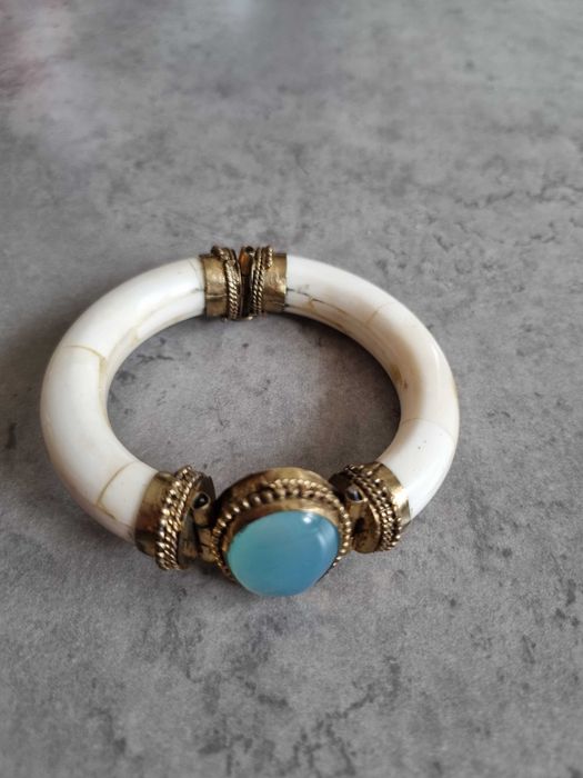 гривна във винтидж стил със син камък