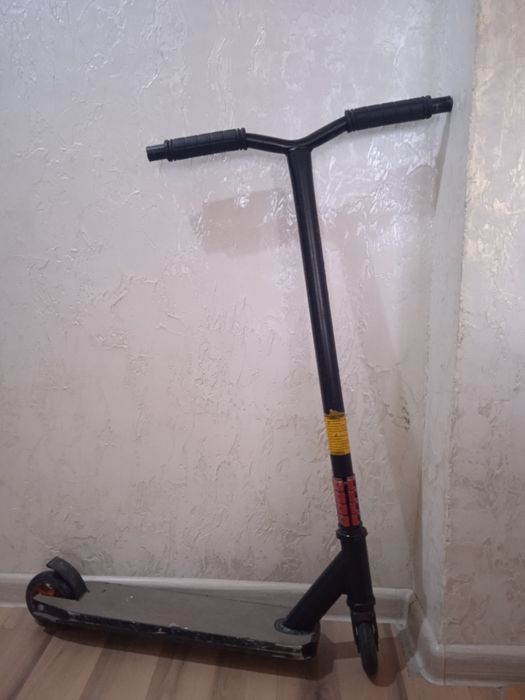 Самокат черно красный